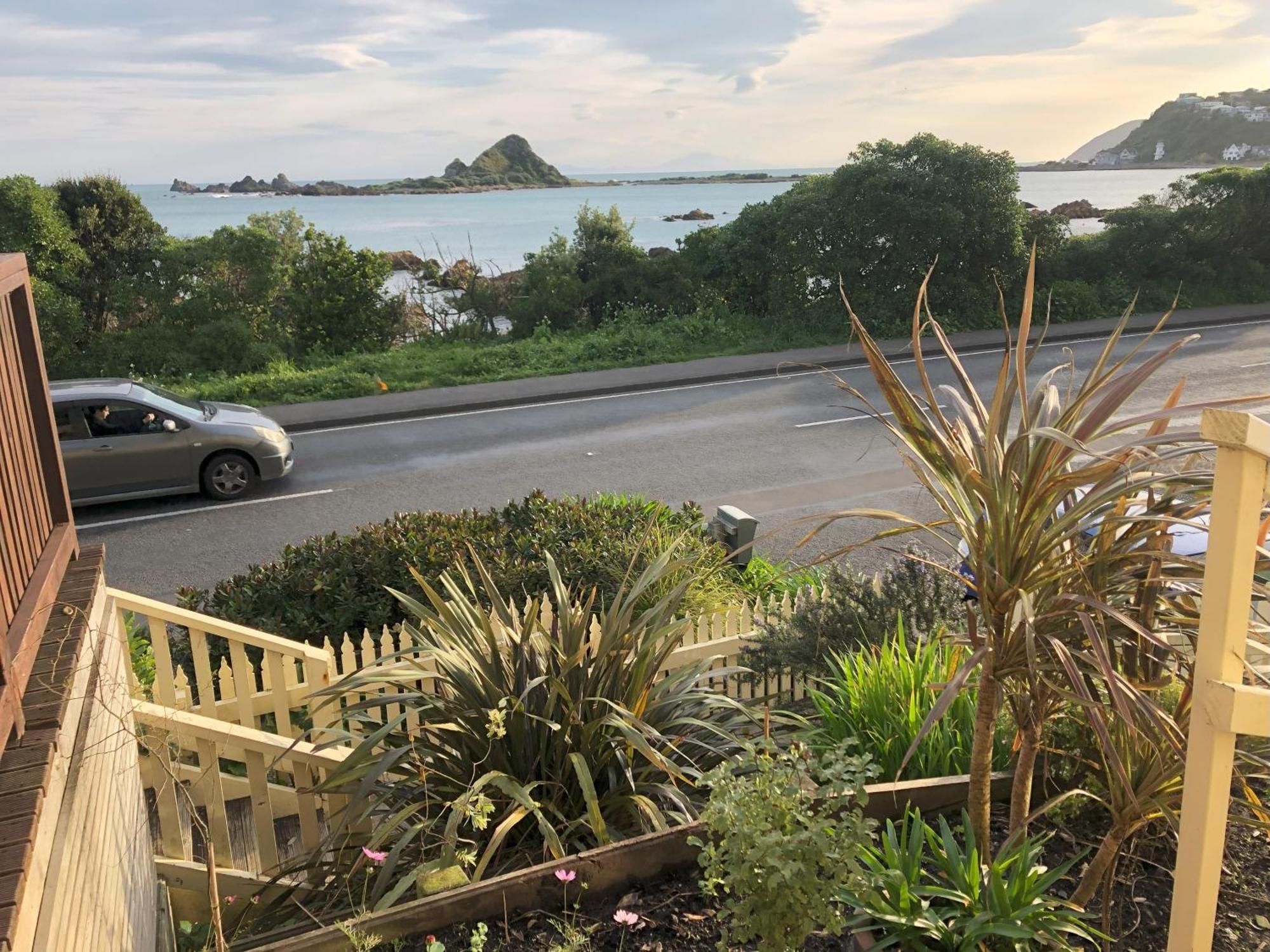 웰링턴 Seafront Haven In Island Bay With Deck, Outdoor Bath, And Parking 아파트 외부 사진